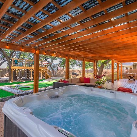 Luxurious Home With Hot Tub & Tree Deck By 6Flags San Antonio Exteriör bild