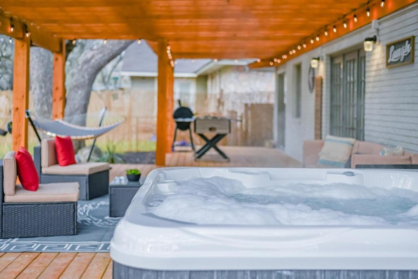 Luxurious Home With Hot Tub & Tree Deck By 6Flags San Antonio Exteriör bild